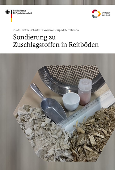 Das Bild zeigt das Cover der Publikation "Sondierung zu Zuschlagstoffen in Reitböden". Neben dem Titel ist das Logo des BISp zu sehen sowie verschiedene Bodenbeläge.
